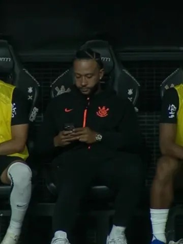 星空体育登录入口-巴西媒体：德佩因在替补席玩手机，已经被巴西体育法院起诉