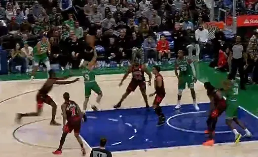 内姆布哈德抛投打进，独行侠开局打出一波20-7领先公牛